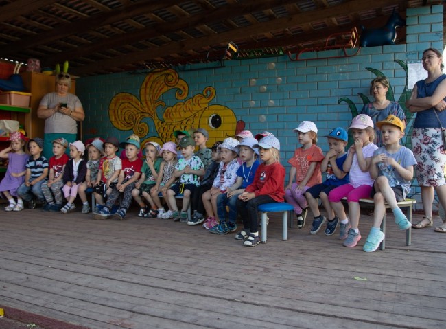 В дошкольном отделении школы № 1371 воспитанникам показали инсценировку сказки «Под грибом»