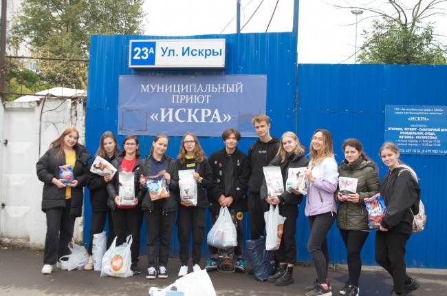 Учащиеся школы № 1371 посетили приют для бездомных животных «Искра»