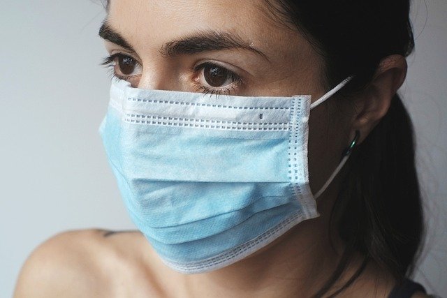 Человек в медицинской маске: обзор средств защиты в аптеках района