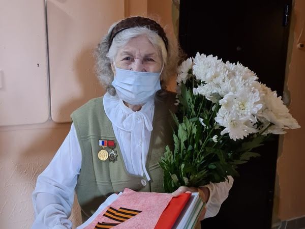Волонтёры поздравили почетного ветерана города Москвы с Днем рождения