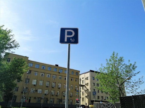 Порядка 10 тысяч раз электромобили бесплатно припарковались на улицах Москвы с начала года