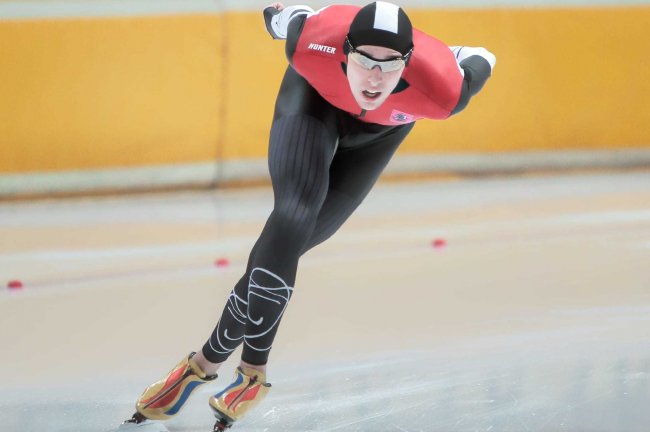 Конькобежный спорт крылатское. Афанасьев Максим конькобежный. Трансляция конькобежный спорт. Низкий старт в конькобежном спорте. Матч ТВ конькобежный спорт.