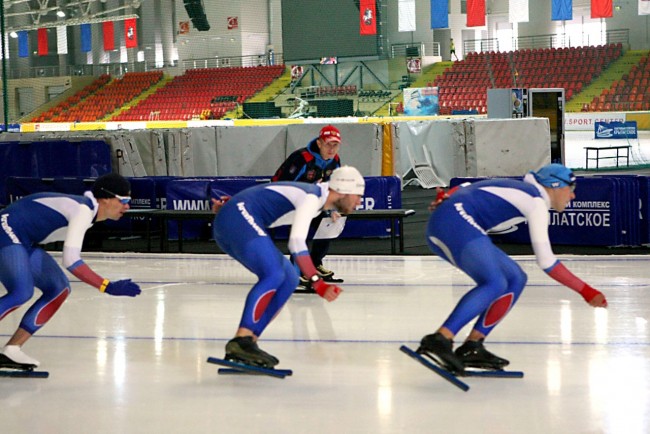 Конькобежный спорт крылатское. Крылатское конькобежный спорт. Ледовый дворец Крылатское спортсмены. Чемпионат мира по конькобежному спорту в Ледовом Дворце Крылатское.